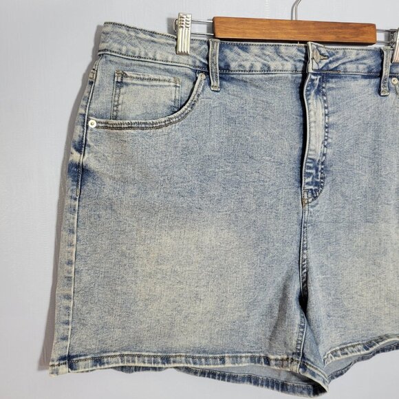 Terra & Sky Size 22W Vintage Light Wash Denim Blue Summer Casual Shorts - Picture 3 of 9